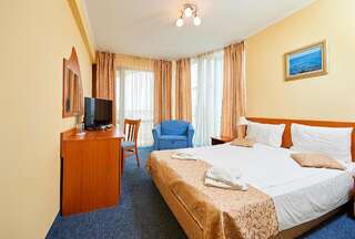 Отель Paradise Hotel Поморие Двухместный номер с 1 кроватью (для 2 взрослых и 1 ребенка)-3